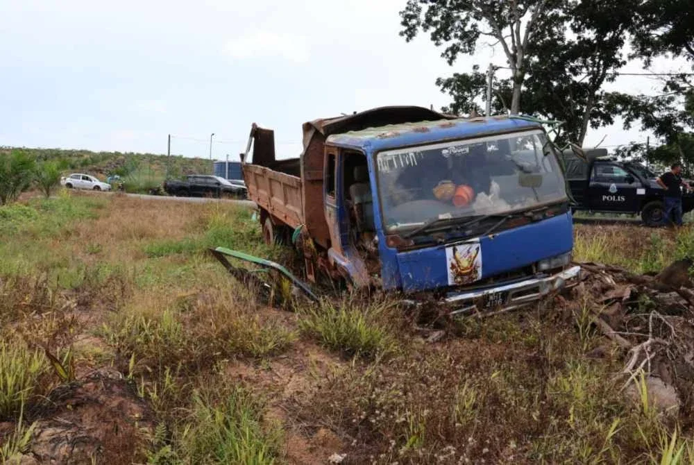 Keadaan lori yang dinaiki mangsa selepas hilang kawalan sebelum terbabas di Jalan Merchong/Sawah Batu berhampiran Ladang Merchong pada Isnin. Foto Polis Rompin