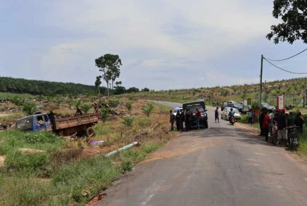 Lokasi kemalangan di Jalan Merchong/Sawah Batu berhampiran Ladang Merchong. Foto Polis Rompin