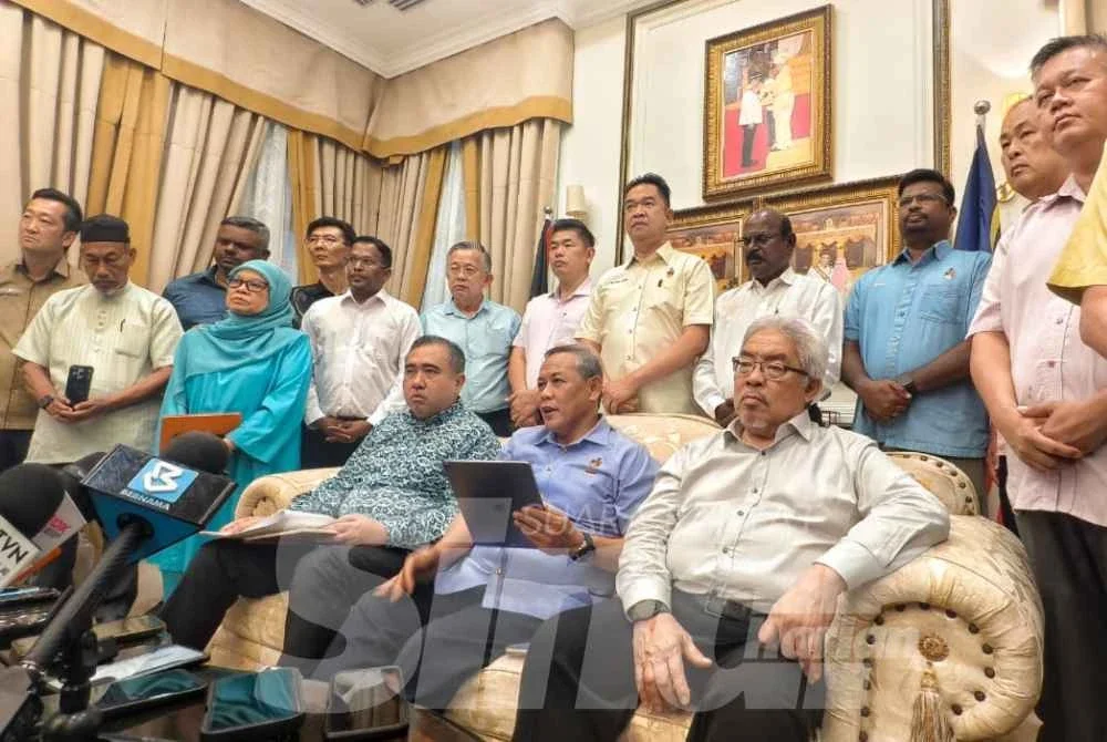 Aminuddin ketika mengadakan sidang media khas di kediaman rasminya pada petang Isnin.