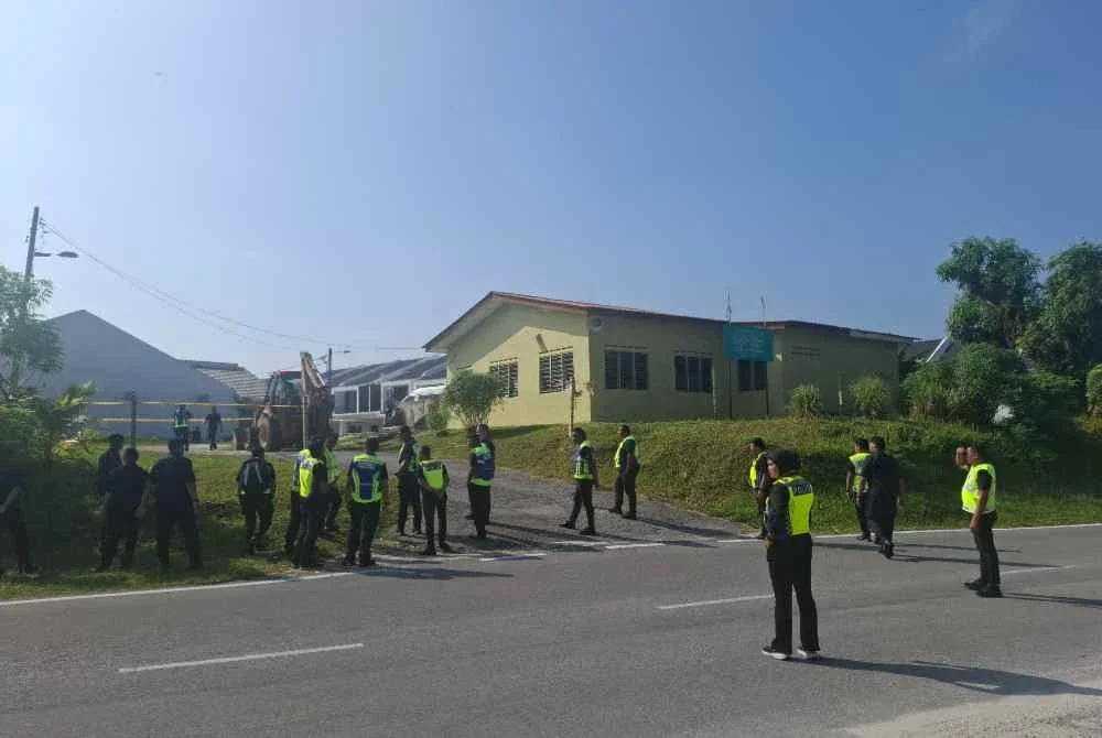Proses meroboh Surau al-Karamah di Kampung Seri Keramat, Pasir Putih berjalan lancar tanpa sebarang insiden tidak diingini dengan kawalan polis.