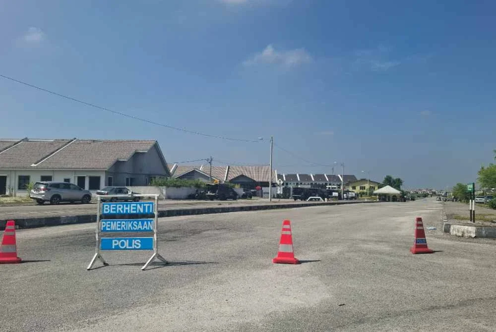 Laluan ke surau ditutup dari kedua-dua arah bagi memastikan keselamatan dan ketenteraman awam.