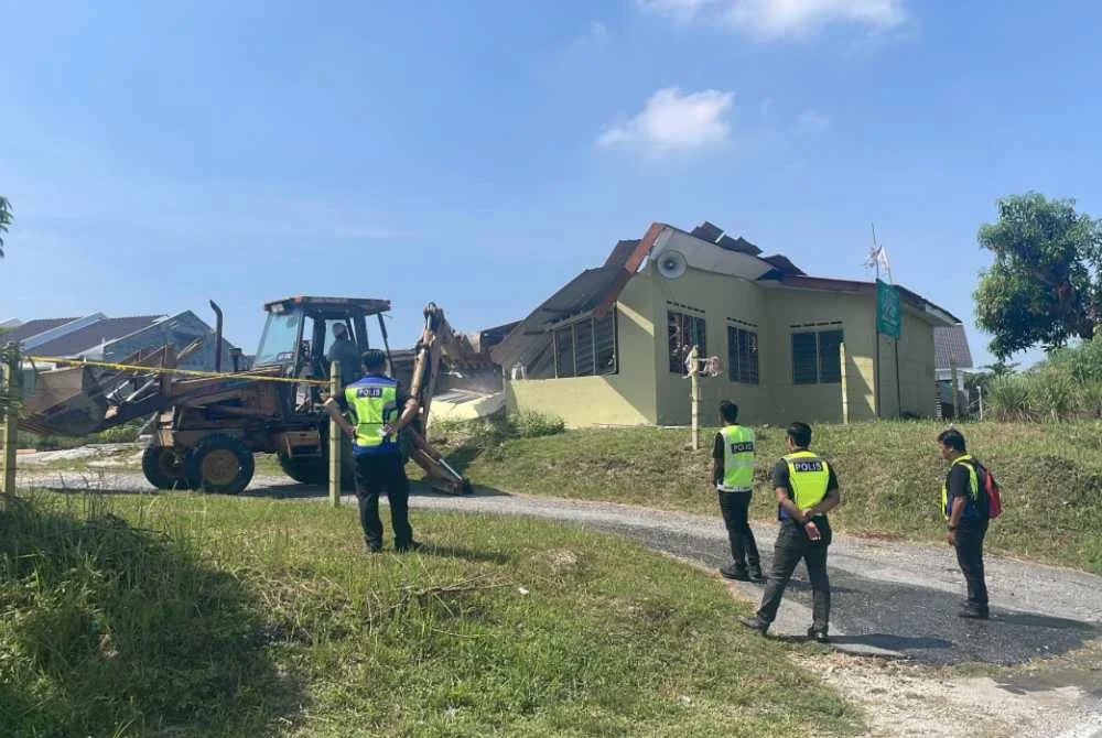 Kerja-kerja meroboh yang dijadualkan pada jam 9 pagi hanya dapat dimulakan sekitar jam 10.55 pagi susulan beberapa perbincangan bersama pihak berkepentingan.