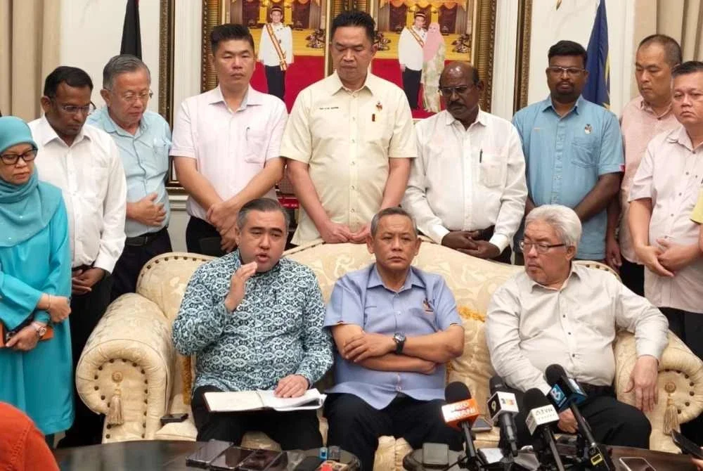 Anthony (duduk, kiri) dan MK Ibrahim (duduk, kanan) pada sidang media di kediaman rasmi Menteri Besar Negeri Sembilan pada Isnin.