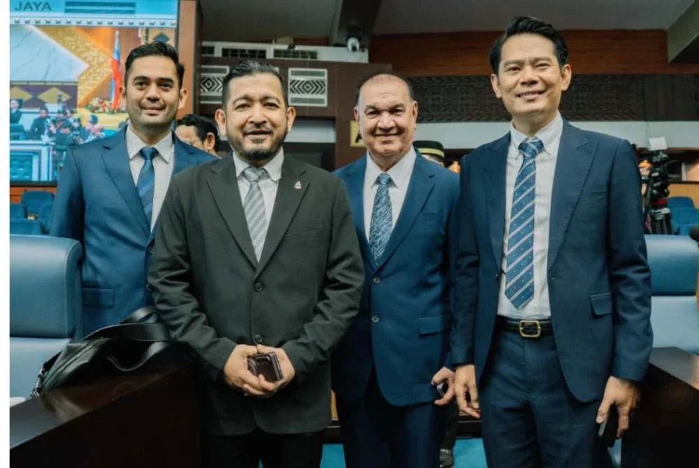 Mohd Ismail (kanan) bersama ADUN lain semasa hadir pada sidang DUN Sabah.