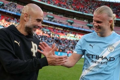 Guardiola (kiri) dan Erling Haaland meraikan kejayaan City mara ke final Piala FA di Stadium Wembley. - Foto: Agensi