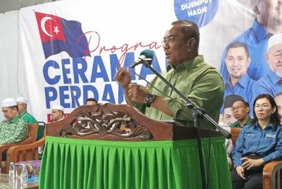 Muhammad Sanusi berucap pada Program Ceramah Perdana PN Johor di Pusat Komuniti Pas Muar, Parit Tarom pada malam Ahad.