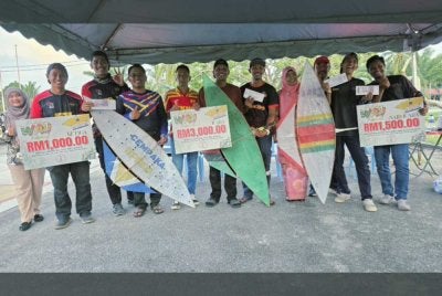  Rokiah (empat dari kanan) bergambar bersama pemenang serta wau yang digunakan.