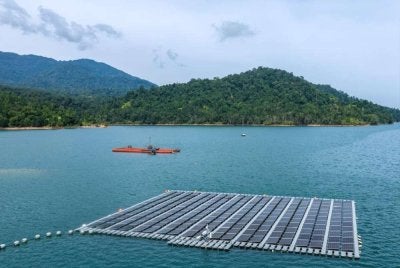 Projek Solar Terapung Hidro Hibrid fasa 1 yang dibangunkan di Tasik Kenyir, Hulu Terengganu dijangka siap pada 2028.