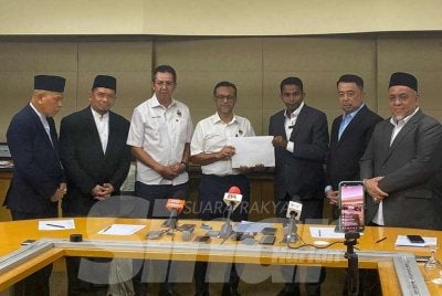 Mohamad Hanifah (tiga dari kanan) menyerahkan surat kerjasama dengan ADUN UMNO Negeri Sembilan yang diwakili oleh
Mustapha.