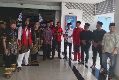 Mohd Irwan (berdiri lima dari kiri) bersama wakil NGO dan penduduk hadir membuat laporan polis di IPD Kuala Langat pada Isnin.
