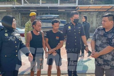 Lee Kok Chek (kanan) serta Hendrik Dwi Setyawan (dua dari kiri) dan Maulana Bachrudin (tiga dari kiri) dihadapkan ke Mahkamah Sesyen Johor Bahru atas pertuduhan menyimpan barang kawalan iaitu diesel tanpa kebenaran.