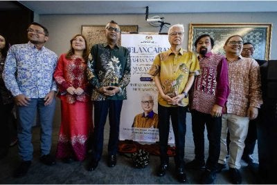 Ismail Sabri (tiga dari kanan) bergambar selepas merasmikan Pelancaran Simposium Antarabangsa Aspirasi Bahasa Melayu Dan Malam Puisi Mengukir Bangda Serta Buku Bahasa Dan Peradaban Membina Bangsa di Kuala Lumpur pada Isnin