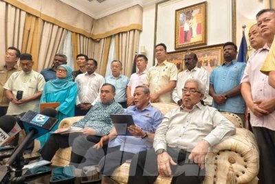 Aminuddin ketika mengadakan sidang media khas di kediaman rasminya pada petang Isnin.