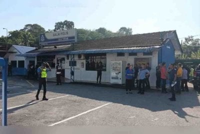 Keadaan di Balai Polis Ulu Tiram, Johor Bahru selepas kejadian serangan
pada pada 17 Mei 2024