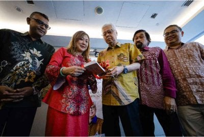 Ismail Sabri (tengah) bergambar selepas merasmikan Pelancaran Simposium Antarabangsa Aspirasi Bahasa Melayu Dan Malam Puisi Mengukir Bangda Serta Buku Bahasa Dan Peradaban Membina Bangsa di Kuala Lumpur pada Isnin.