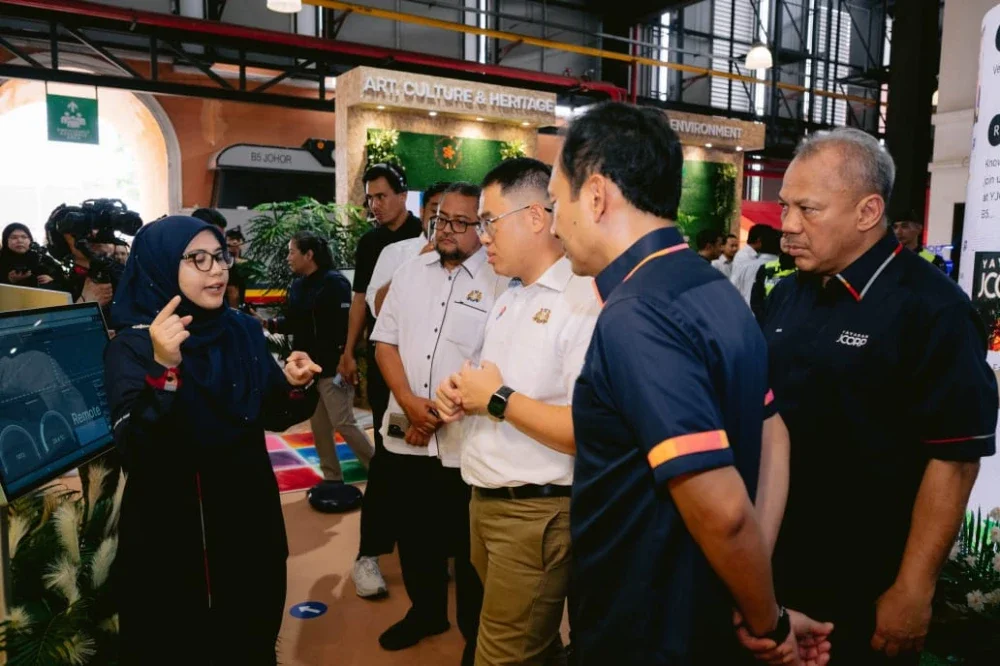 Tian Soon (dua, kiri) mendengar penerangan daripada salah seorang peserta yang menyertai JCorp Group Sustainability & Yayasan JCorp Open Day 2026.