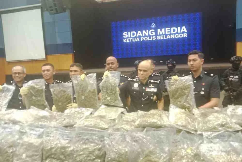 Shazeli (depan, dua dari kanan) menunjukkan bungkusan mengandungi dadah yang dirampas dalam sidang akhbar di Ibu Pejabat Polis Kontinjen (IPK) Selangor pada Selasa.