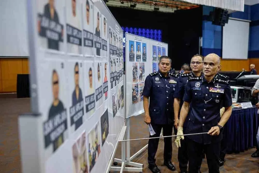Ketua Polis Selangor Datuk Shazeli Kahar (kanan) ketika sidang media di Ibu Pejabat Polis Kontinjen Selangor hari ini. Foto Bernama.