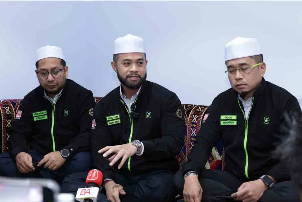 Mohd Fahmi (tengah) dalam sesi taklimat media di Makkah pada Selasa.