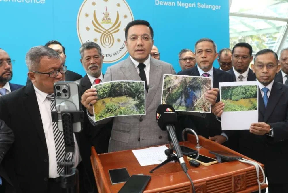 Afif (dua dari kiri) menunjukkan keadaan pencemaran di kawasan ladang babi di Kampung Tumbuk dan Tanjong Sepat, Kuala Langat semasa sidang akhbarnya pada Selasa.