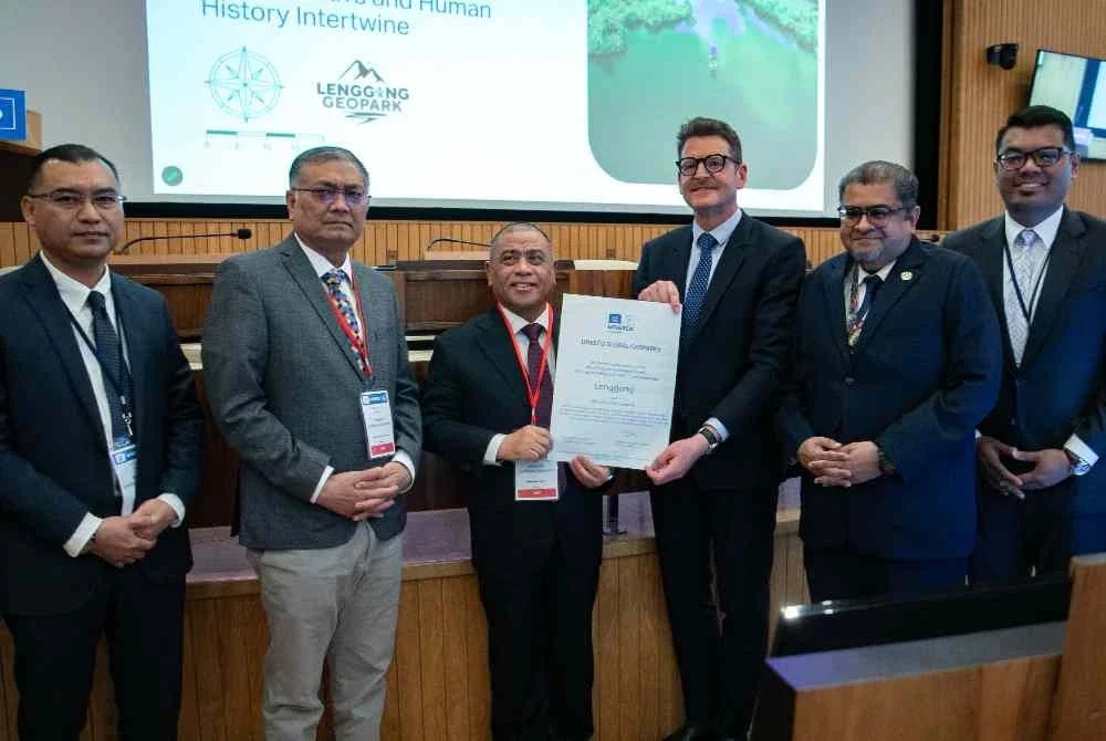 Saarani (tiga dari kiri) menerima sijil pengiktirafan daripada Kristof di Ibu pejabat UNESCO, Paris, Perancis pada Isnin.