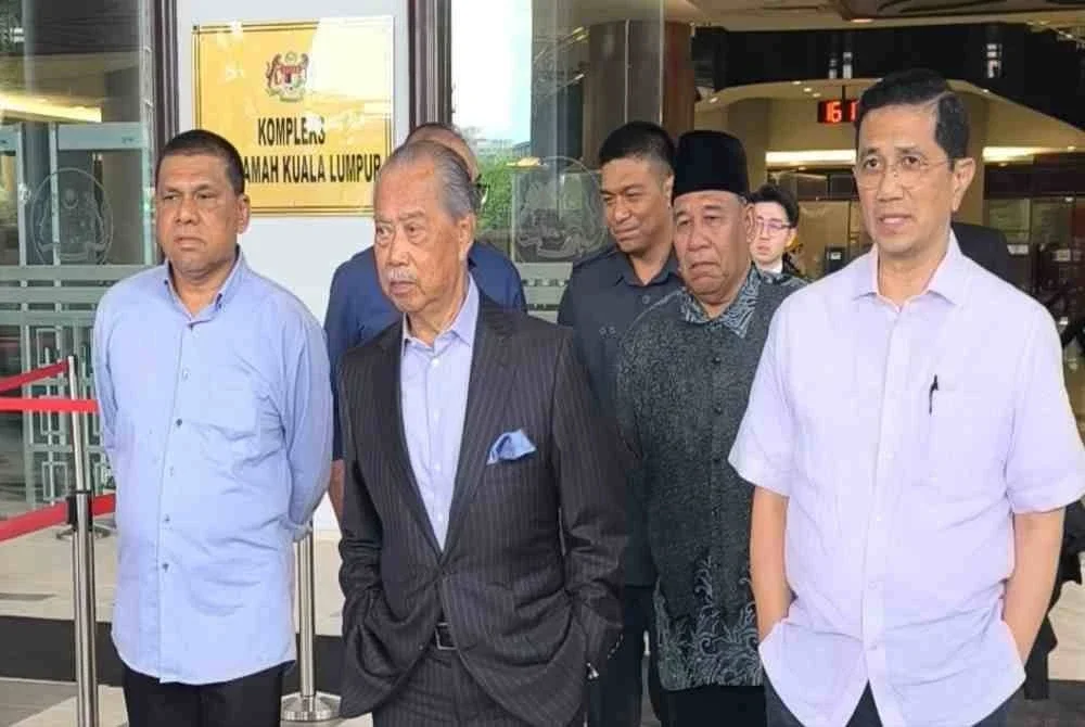 Setiausaha Agung Parti Pribumi Bersatu Malaysia (Bersatu), Datuk Seri Mohamed Azmin Ali (kanan) hadir bersama Muhyiddin pada Selasa.