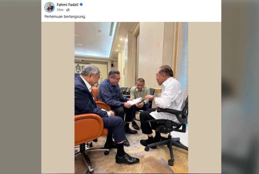 Gambar pertemuan antara Anwar, Ahmad Zahid, Anthony Loke dan Saifuddin yang dimuat naik Fahmi di Facebook pada Selasa.