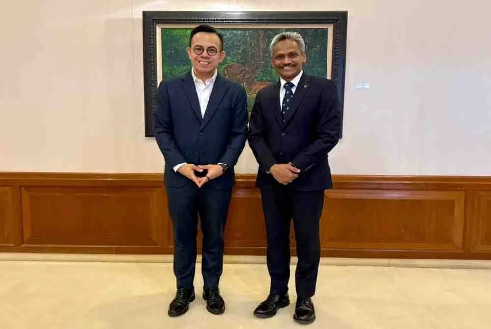 Pertemuan antara Steven (kiri) dan Abdul Rasheed di BNM pada Selasa membincangkan mengenai peranan strategik bank pusat dan institusi kewangan dalam memperkukuh ekosistem PMKS.