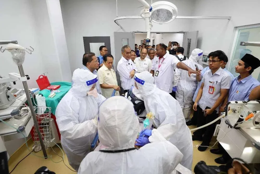 Dzulkefly bersama Ahmad melihat simulasi rawatan sakit berjangkit selepas Majlis Penyerahan Projek Pembinaan Blok Tambahan Hospital Tuanku Ampuan Najihah Kuala Pilah pada Selasa.
--fotoBERNAMA (2026) HAK CIPTA TERPELIHARA