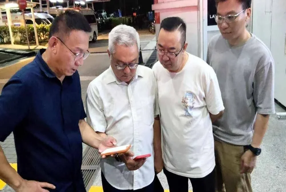 Kwee Kwang.(dua dari kiri) bersama beberapa individu menunggu perkembangan terkini mangsa di Jabatan Kecemasan dan Trauma HSI, Johor Bahru pada Selasa.