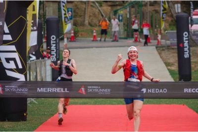 Svetlana (kanan) tiba di garisan penamat untuk menjuarai acara Pro Sky Wanita dalam saingan Kailas Penang Skyrace.