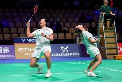 Beregu muda negara Low Zi Yu-Noraqilah Maisarah Ramdan meraikan kemenangan 21-17, 12-21, 21-19 ke atas pasangan Jepun, Rin Iwanaga-Kie Nakanishi pada aksi Piala Uber di Horsens, Denmark. Malaysia tumpas 1-4. – Foto: Bernama