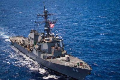 Sebuah kapal perang Amerika Syarikat (AS) memintas sebuah kapal tangki minyak mentah daripada belayar ke pelabuhan Iran.