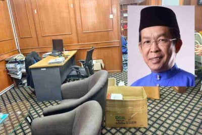 Jalaluddin telah pun mengarahkan pegawainya mengemaskan barangnya di pejabatnya di Wisma Negeri.