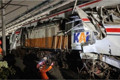 Keadaan gerabak yang remuk teruk akibat rempuhan tersebut. - Foto AFP