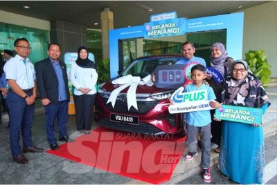 Nik Airina (tiga dari kiri) bergambar bersama Jamal dan keluarga selepas majlis penyampaian hadiah. Foto: Mohd Halim Abdul Wahid