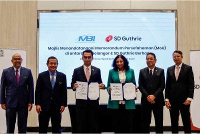 SUK Selangor Datuk Dr Ahmad Fadzli Ahmad Tajuddin (dua dari kiri) bersama Pengerusi SD Guthrie Tan Sri Dr Nik Norzrul Thani Nik Hassan Thani (dua dari kanan) bergambar pada Majlis MoU di antara MBI Selangor yang diwakili oleh Ketua Pegawai Eksekutif Kumpulan MBI, Datuk Saipolyazan M Yusop (tiga dari kiri) dan SD Guthrie Berhad yang diwakili, Ketua Pegawai Eksekutif Tanah dan Tenaga Boleh Ubah SD Guthrie Berhad, Renaka Ramachandran (tiga dari kanan) hari ini. - Foto: Bernama