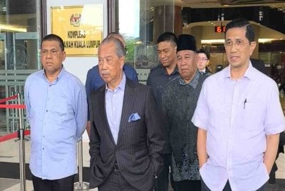 Setiausaha Agung Parti Pribumi Bersatu Malaysia (Bersatu), Datuk Seri Mohamed Azmin Ali (kanan) hadir bersama Muhyiddin pada Selasa.