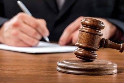 Keputusan itu dibuat oleh Hakim Gan Peng Kun pada 11 Mac 2026 selepas mahkamah berpuas hati bahawa kenyataan-kenyataan yang diterbitkan defendan adalah bersifat fitnah dan telah menjejaskan reputasi plaintif.