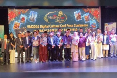 Mahadzir (depan, enam dari kanan) bergambar bersama tetamu dan jemputan sempena Majlis Pelancaran Projek Kad Budaya Digital Visit Malaysia 2026 pada Selasa.