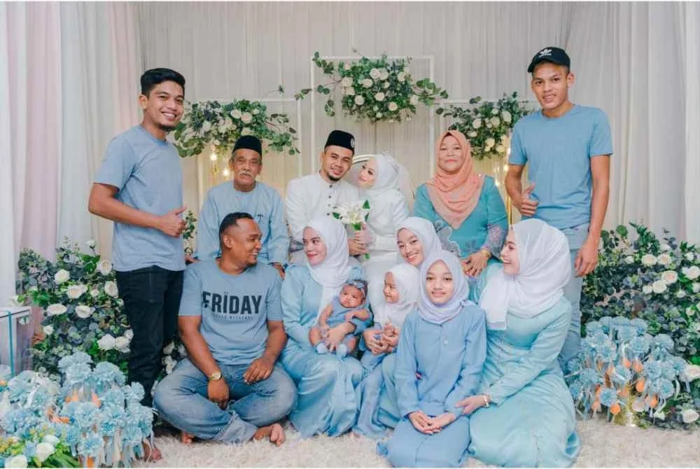 Gambar Nik Muhammad Hazrul Akma (berdiri, kanan) bersama keluarganya sebelum terlibat kemalangan bulan lalu.