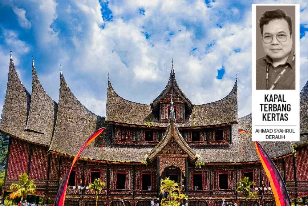 Buat pertama kali juga saya menjejak kaki ke Istana Pagaruyung. Simbol kebesaran budaya dan sejarah masyarakat Minangkabau yang terletak di Batusangkar, ibu kota Kabupaten Tanah Datar.