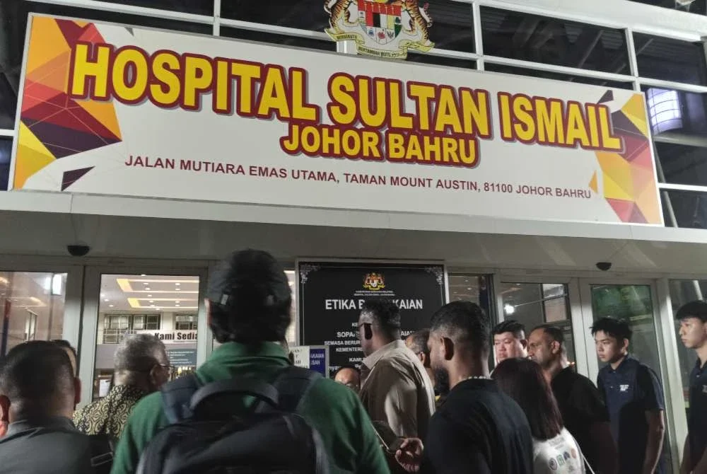Ahli keluarga dan rakan-rakan Lek Khang berada di HSI bagi menantikan perkembangan beliau yang masih dalam tempoh pemulihan selepas pembedahan pada malam Selasa.