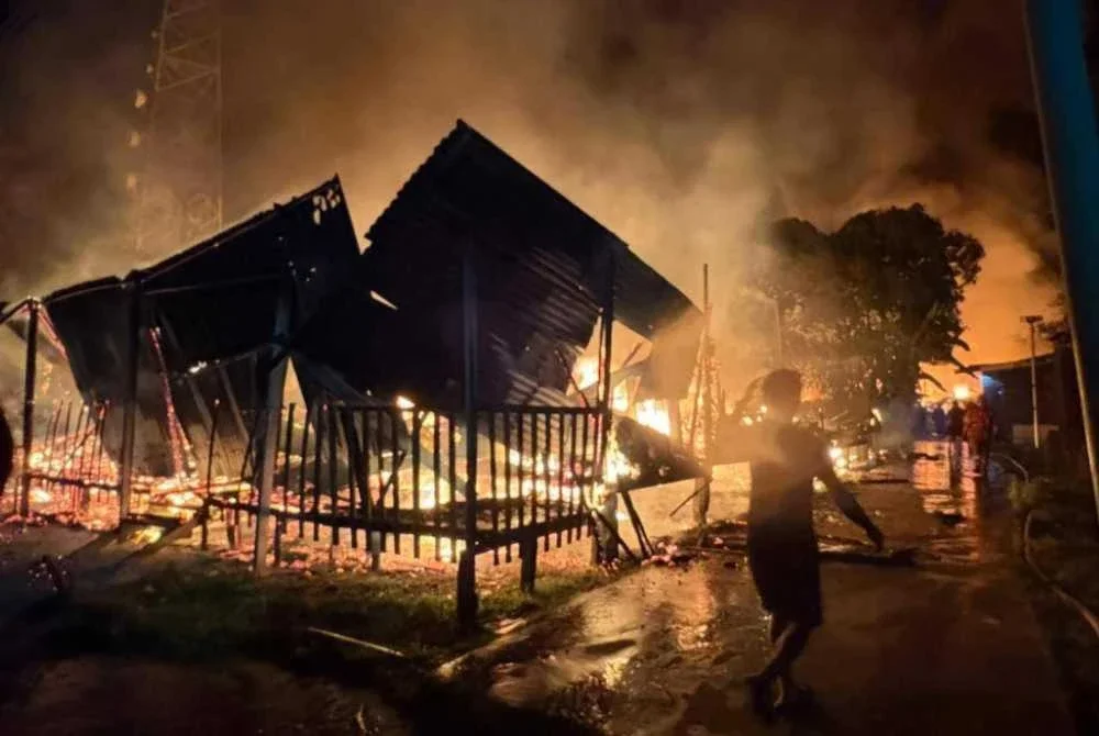 Kira-kira 30 rumah musnah dalam kebakaran di Jalan Bokara, Kampung Karamunting awal pagi Rabu. Foto APM Sandakan