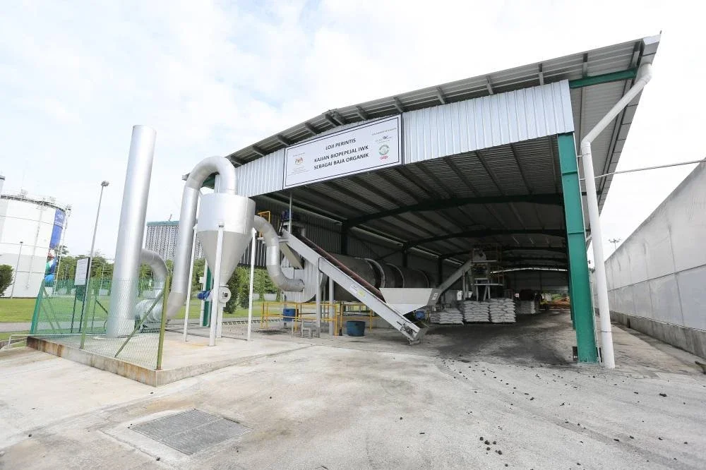 Fasiliti pembuatan baja organik IWK bagi menampung keperluan bekalan baja negara dalam situasi krisis semasa.