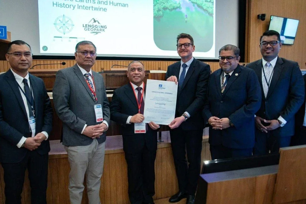Saarani (tiga dari kiri) menerima sijil pengiktirafan daripada Kristof Vandenberghe di ibu pejabat UNESCO, Paris, Perancis pada Isnin.