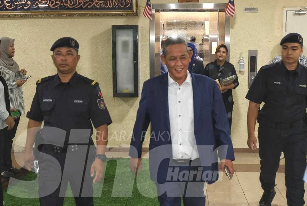 Aminuddin (tengah) hadir ke pejabat untuk mempengerusikan mesyuarat Exco pada Rabu.