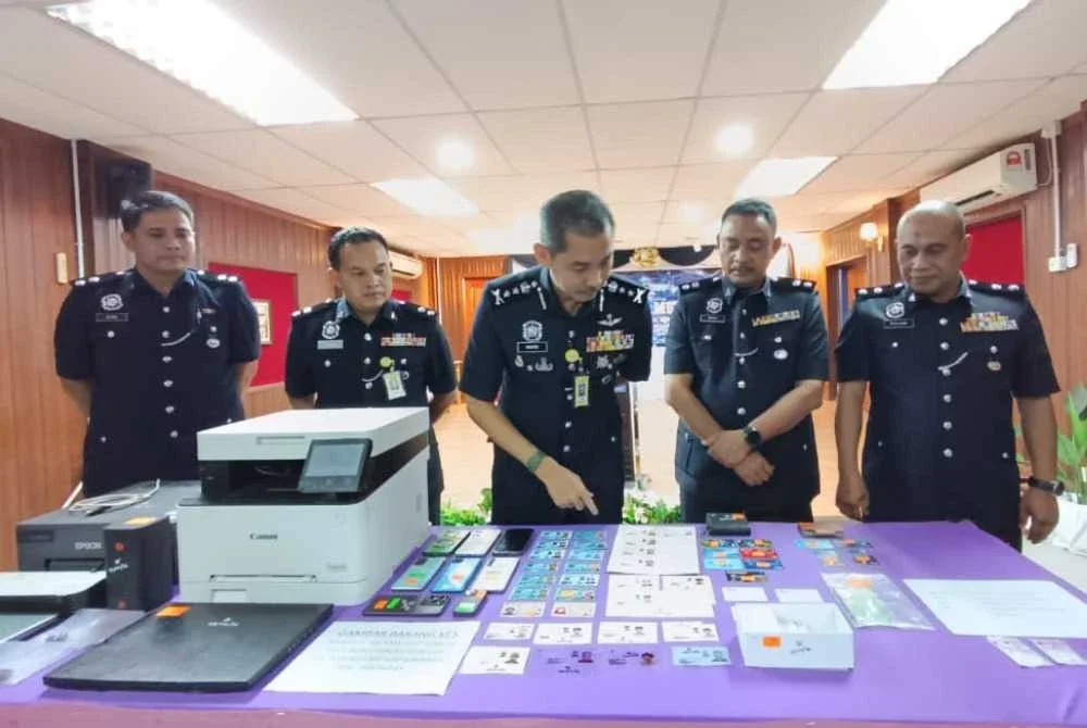 Mohd Khairi (tiga dari kiri) ketika sidang akhbar di Ibu Pejabat Polis Kontinjen (IPK) Terengganu pada Rabu.