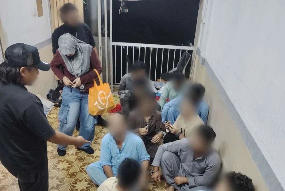 Antara warga asing yang ditahan bagi pemeriksaan dokumentasi di sebuah flat di Pantai Dalam pada Rabu.