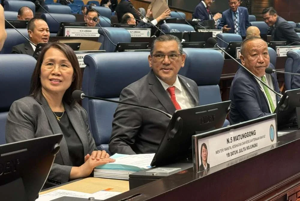 Nizam (tengah) ketika hadir pada sidang DUN Sabah.